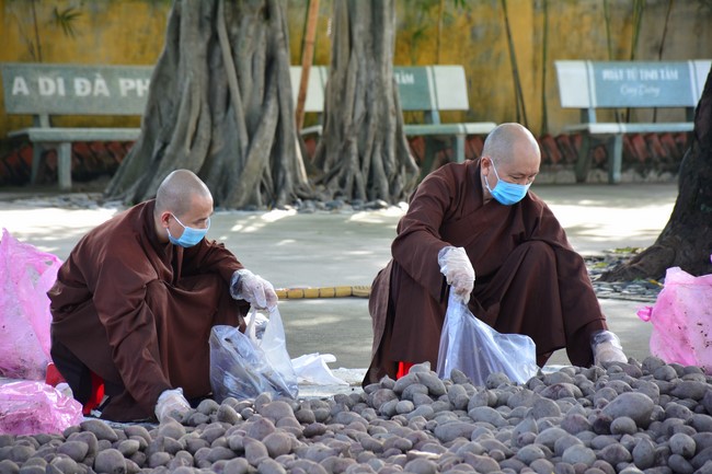 Continuing to support people in need in the Covid-19 pandemic of Hoang Phap Pagoda (series 2)